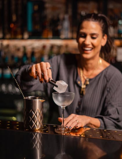 Uno de los highlights de la noche es ver a la propia Mona preparando tragos