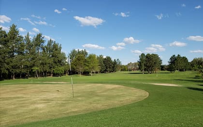 Uno de los hoyos del golf de Indio Cua