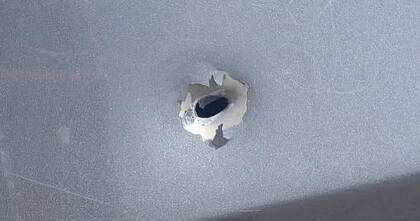 Uno de los impactos de bala del concejal