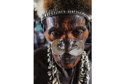 Uno de los indígenas Asmat, fotografiado por el periodista Hoffman