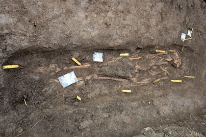 Uno de los individuos fue enterrado con monedas de plata en su boca