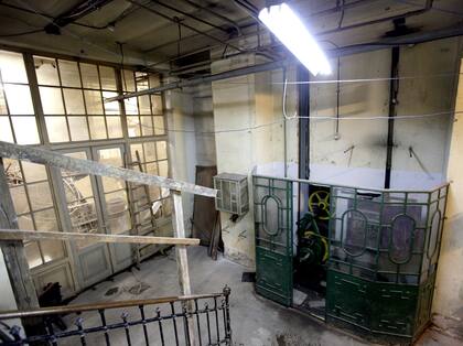 Uno de los interiores dañados de la histórica sede