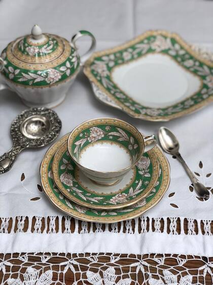 Uno de los juegos de té inglés de @floresyporcelana
