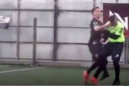 Uno de los jugadores le da una trompada al árbitro del partido enojado por la expulsión de un compañero