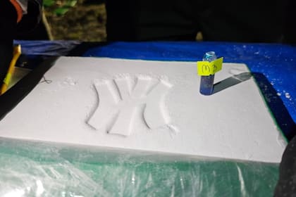Uno de los ladrillos de cocaína embarcados en la aeronave narco