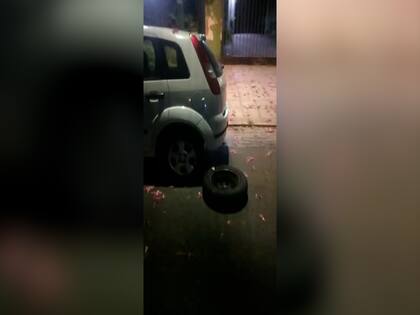 Uno de los ladrones trataba de llevarse el neumático del vehículo.