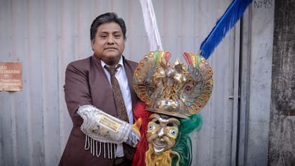 Uno de los líderes del asentamiento, Andrés Cuarite, porta una máscara tradicional en el baile típico boliviano El Morenada