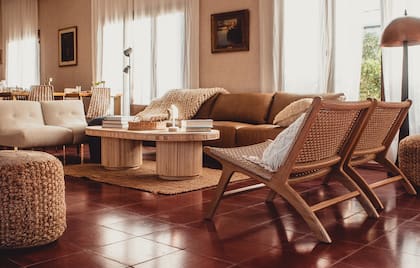 Uno de los livings del hotel, con detalles de diseño y confort