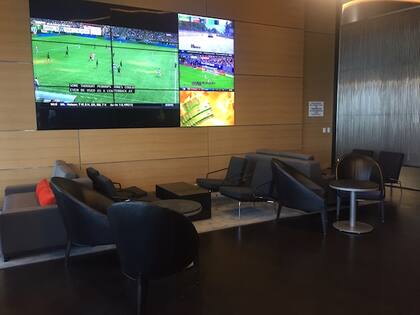 Uno de los lobbys del edificio cuenta con grandes pantallas. Crédito: www.pdtowermiami.com