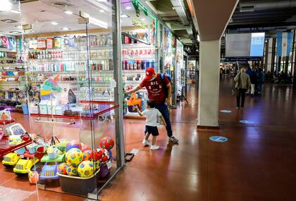 Uno de los locales de regalería que hay en la estación
