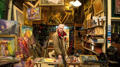 Uno de los locales del mercado vende cuadros y libros usados