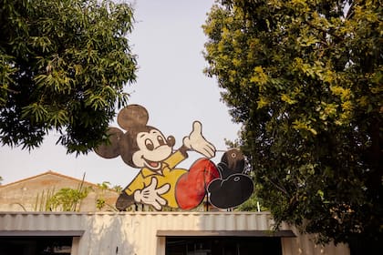 Uno de los logotipos de Mickey en un edificio de la fábrica de la empresa en Asunción. Este Mickey es indistinguible de aquel otro Mickey