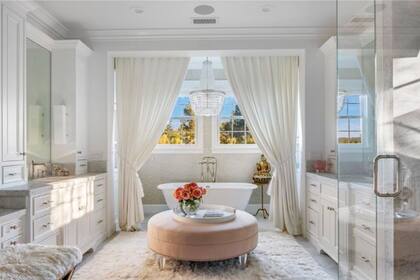 Uno de los lujosos baños de la propiedad.