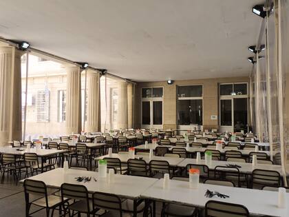 Uno de los luminosos comedores, junto al patio central.