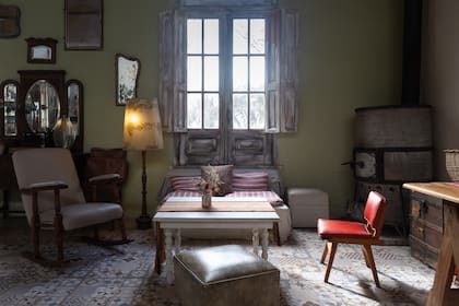 Uno de los luminosos y cálidos rincones de El Retoño, casa de té y restaurante que funciona como buen refugio para el turista que llega.