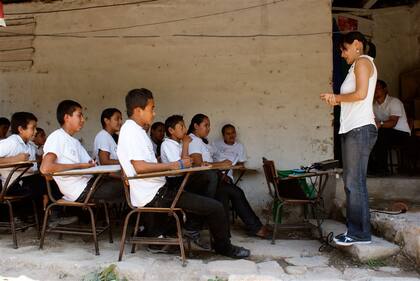 Una de las maestras de E2E en plena clase con un grupo de chicos de secundario