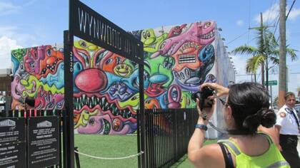 Uno de los mayores atractivos del barrio son las "Wynwood Walls", un lugar a la intemperie que concentra la mayoría de murales urbanos que los turistas quieren ver