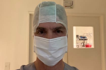 Uno de los médicos que subió su foto a redes sociales en rechazo a las palabras del Presidente sobre el relajamiento del sistema de salud