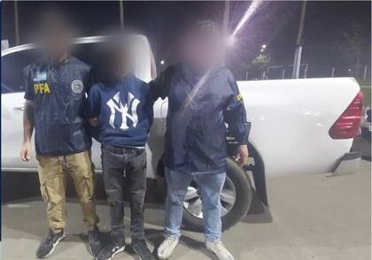 Uno de los menores detenidos luego de una entradera