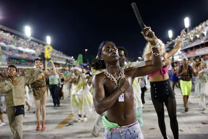 Uno de los miembros de la escuela Beija Flor, que realizó una performance con la violencia social como tema central
