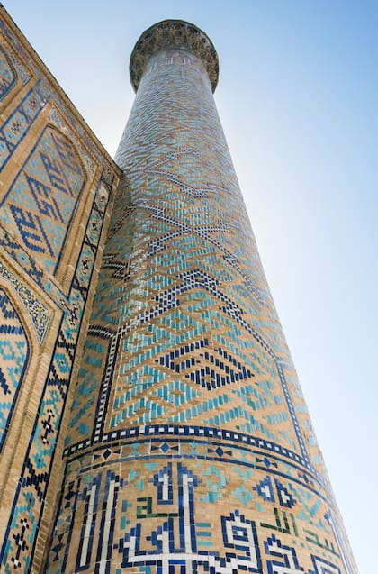 Uno de los minaretes de la plaza del Registán, en Samarkanda. Lo que a simple vista parece diseño, tanto en la parte inferior como en la superior, es escritura. Las paredes de la arquitectura timurí suelen estar cubiertas de versos del Corán o alguno de los 99 nombres del profeta Mahoma.
