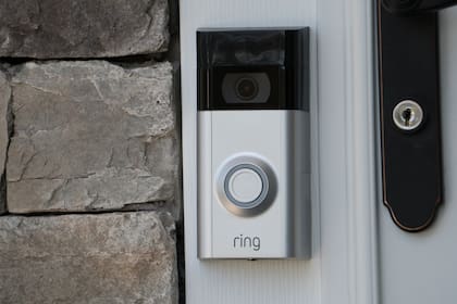 Uno de los modelos de cámaras Ring, que permiten saber quién toca el timbre desde cualquier parte del mundo