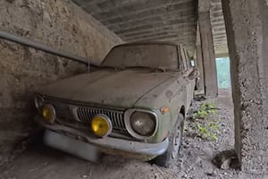 Encontraron decenas de autos abandonados en una fábrica con un particular origen en común