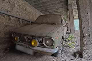 Buscaban lugares abandonados y encontraron un galpón con autos emblemáticos