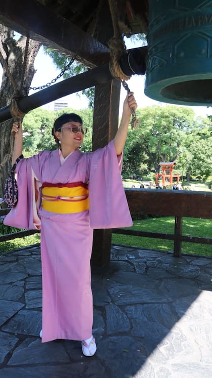 Uno de los momentos centrales de la ceremonia es el toque de la campana, un elemento clave en la cultura japonesa