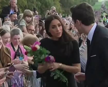 Uno de los momentos en que un asistente real se acerca a Meghan Markle para recibir el ramo de flores, pero ella rechazó dárselo (Captura de video)