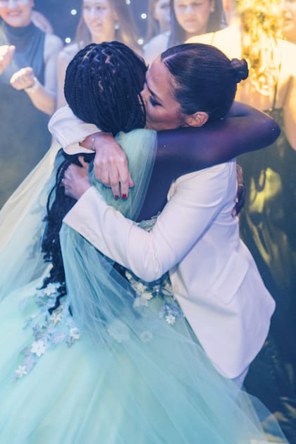 Uno de los momentos más emocionantes de la noche: el beso de Ani con su mamá en medio de la pista.