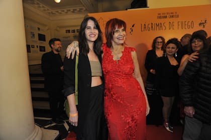 Uno de los momentos más esperados de la noche fue el reencuentro de Cantilo con Mica Riera, la actriz que la interpretó en El amor después del amor, la serie de Netflix basada en la vida de Fito Páez. Ambas se abrazaron emocionadas.