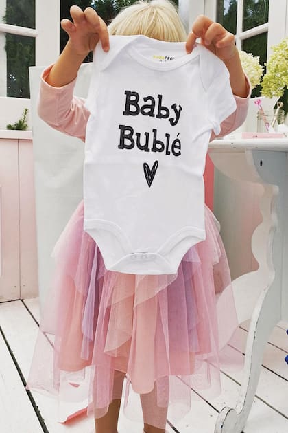 Uno de los momentos más tiernos de la reunión fue cuando Vida, la hija menor de Lopilato y Bublé, se fotografió con un body para su hermanita.