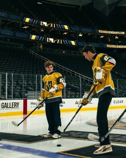 Uno de los momentos que más disfrutaron juntos Franco y Alex fuera de la pista: una prueba de hockey sobre hielo, en la que Colapinto se cayó después de resbalarse y su compañero acertó un tiro desde lejos; los pilotos de Williams han tenido un buen vínculo.