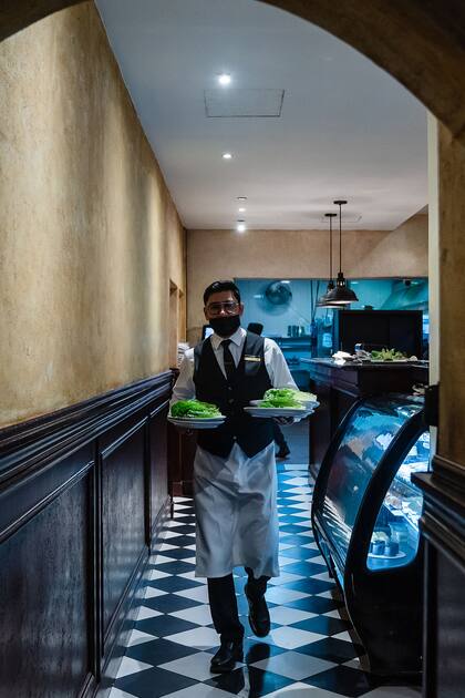 Uno de los mozos del restaurante de Tijauna asegura que preparan 2500 ensaladas César cada semana