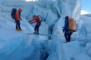 Sin piernas y con siete dedos amputados, un italiano hizo cumbre en el Everest