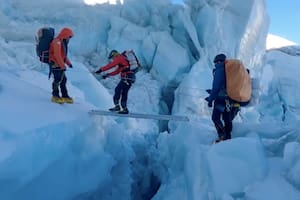 Sin piernas y con siete dedos amputados, un italiano hizo cumbre en el Everest