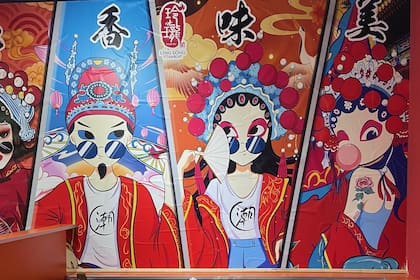 Uno de los murales coloridos y con dibujos orientales de Ling Long Ge