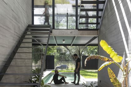 Uno de los núcleos de la casa es el circulatorio vertical, formado por la escalera que lleva al primer piso y de este a la terraza.