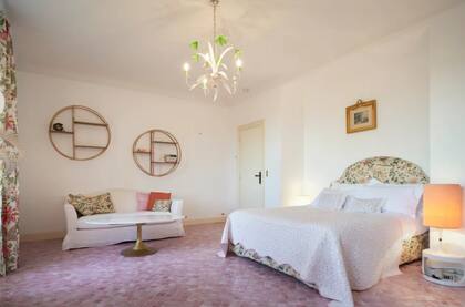 Uno de los nueve dormitorios de la mansión