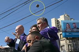 Uno de los objetos que lanzaron contra la caravana que encabezó el presidente Milei en Lomas de Zamora, el miércoles pasado