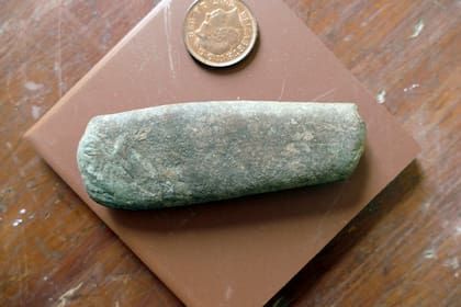 Uno de los objetos resultó ser una “piedra biselada” que data del período Mesolítico