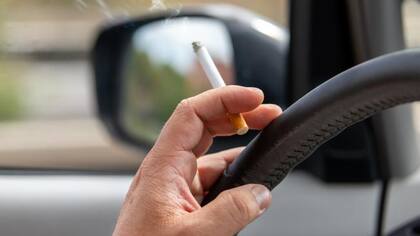 Uno de los olores más molestos en el auto es el del cigarrillo
Foto: iStock