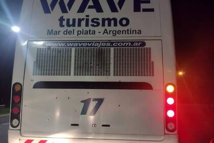 Uno de los ómnibus atacados a balazos en la ruta 2