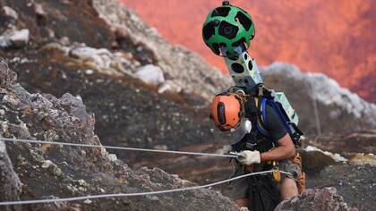 Uno de los operadores de Google Street View, equipados con la cámara panorámica mientras desciende al cráter del volcán Marum