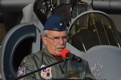 Uno de los oradores del acto, el reconocido piloto veterano de Malvinas, brigadier Horacio Mir González. (Fuerza Aérea Argentina).