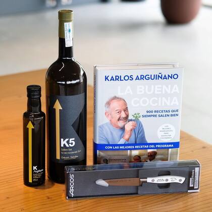 Uno de los packs que comercializan en la web del chef incluye vino, aceite de oliva, rio y el libro "La buena cocina"