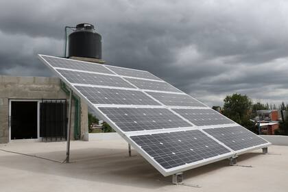 Uno de los paneles solares colocado en el techo del centro