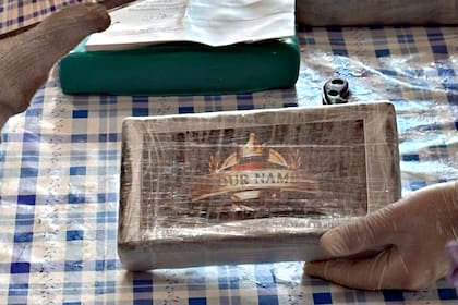 Uno de los panes de cocaína secuestrados