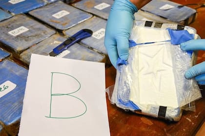 Uno de los panes de cocaína incautados de las valijas que estaban en un establecimiento de la Embajada de Rusia